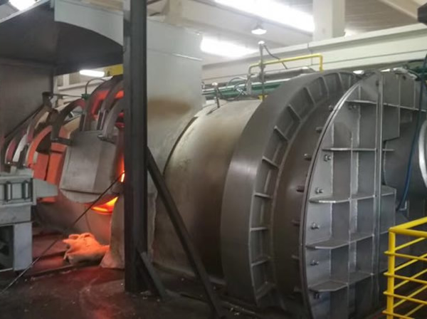 Round type of tilting furnace and lifting launder